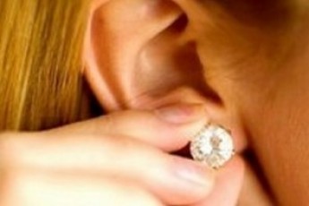 Ковельчанин зірвав золоті сережки в 7-річної дівчинки просто на вулиці