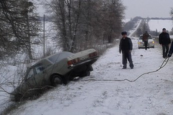 Через погодні умови волинським рятувальникам довелось витягувати з кюветів чотири автівки та автобус