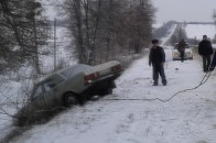 Через погодні умови волинським рятувальникам довелось витягувати з кюветів чотири автівки та автобус