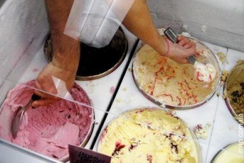 Центр Луцька заставлять лотками з морозивом