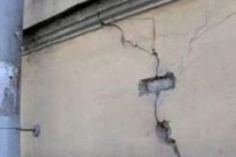 Лучани бояться обвалу будинку через незаконну прибудову сусіда