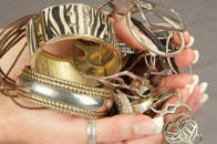 На Волині депутат сільради викрадала в односельців коштовності