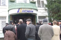 Ошукані вкладники «Західінкомбанку» уже 5 років не можуть повернути свої депозити
