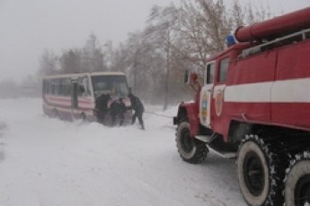 На Волині рятувальники вивільнили зі снігового замету рейсовий автобус та 