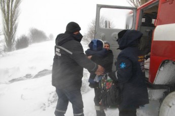 Волинські вогнеборці допомогли матері з хворою дитиною дістатись до лікарні