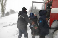 Волинські вогнеборці допомогли матері з хворою дитиною дістатись до лікарні