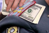 Рівненська прокуратура затримала луцького прикордонника на хабарі в 1,5 тисячі доларів
