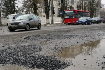 Замість ремонту луцьких доріг, комунальники засипають ями щебенем