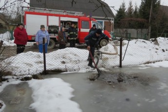 Волинські рятувальники продовжують відкачувати тисячі метрів кубічних талої води