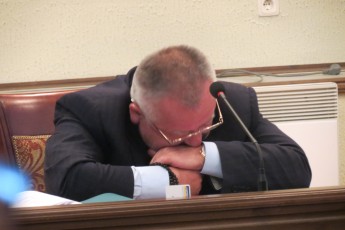 Депутати вилили на Клімчука відро критичних помий, а потім більшістю голосів підтримали звіт губернатора