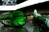 Лучанин посеред маршрутної зупинки відгамселив незнайомця, розбивши об нього пляшку з-під пива