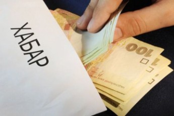 Адвоката, якого затримали у Луцьку при передачі хабара, відпустили на волю
