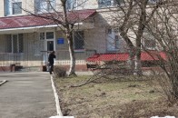 У скверику біля Луцької міської клінічної лікарні почали масову «зачистку»