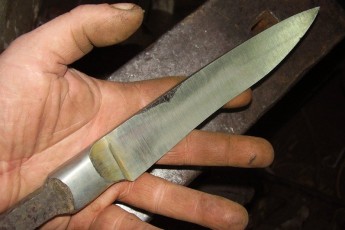 Лучанину довелося захищатися від п'яного знайомого канцелярським ножем