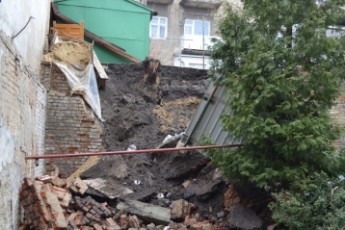 Просто посеред Луцька обвалилася стіна