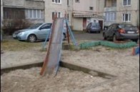У Луцьку чиновники взялись власноруч ремонтувати дитячий майданчик