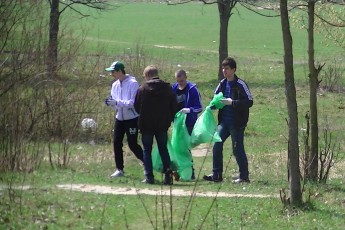 Сотні людей вийшли на акцію з прибирання «Зробимо Луцьк чистим»