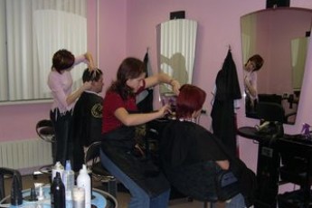 Луцька санстанція примушувала працівників перукарень проходити бактеріологічне обстеження