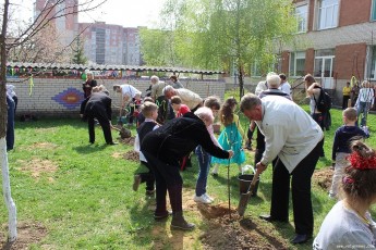 Ліквідатори наслідків аварії на ЧАЕС разом з дітворою посадили дерева у двох луцьких дитсадках