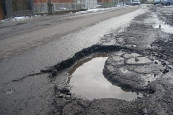 Волинський нардеп переконує, що причина поганих доріг - корупція в облавтодорах
