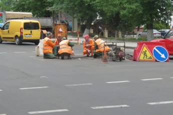 У Луцьку на щойно відремонтованих дорогах з'явилися вибоїни, які влада не хоче помічати