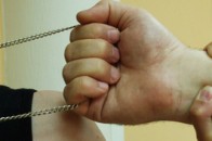 Луцьком «розгулює» крадій, який зриває з перехожих золоті прикраси?