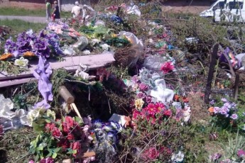 У Нововолинську кладовище потерпає від сміття