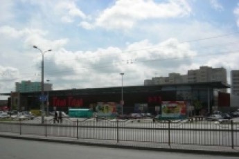 Лучани скаржаться на атракціони поблизу гіпермаркету