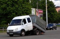 У Луцьку авто переламалося навпіл посеред дороги