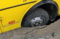 На одній з вулиць Луцька маршрутка провалилася під землю