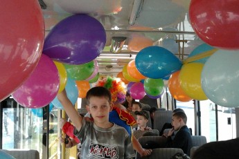 У Луцьку музичний автобус розвозив дітей до школи