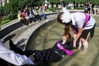 «Жарти» у волинській школі: учениця перевернула хлопця догори ногами та поцупила телефон, який випав з його кишені