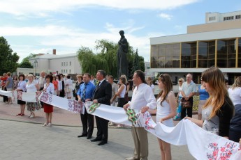 Лучани створили вишитий оберіг єднання довжиною 630 метрів