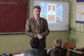 Директор однієї з волинських шкіл проводить уроки у Твіттері