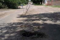 Луцькі комунальники розповіли, що приготували крадіям каналізаційних люків «приємний» сюрприз
