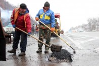 Як на Волині закатують асфальт в калюжі