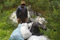 Луцькі прикордонники затримали чоловіка, який «охороняв» 11 пакунків контрабандного одягу