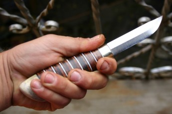 Волинянин ледь не зарізав чоловіка, який образив його дівчину