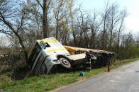 На Волині внаслідок зіткнення двох фур «DAF» опинився у кюветі