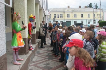 У Луцьку діти відмовились палити цигарки і обміняли їх на цукерки