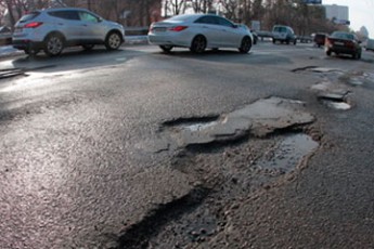 Клімчук заявив, що має у бюджеті вдосталь коштів на ремонт комунальних доріг області