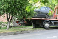 Працівницю МРЕВ, яка на авто «протаранила» паркан і збила жінку, звільнили з керівної посади