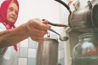 На Волині пенсіонерка, яку засудили за продаж самогону, запевняє, що це була вода