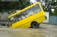 У Луцьку маршрутка через комунальників застрягла у каналізаційному люці