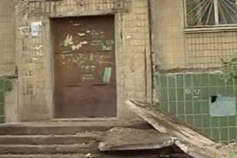 На Волині над під'їздом багатоповерхівки обвалився бетонний навіс