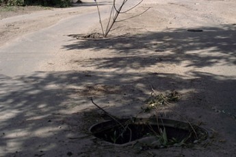 У Луцьку комунальники не звертають уваги на відкриті каналізаційні люки