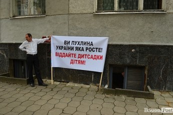 Луцький пікетувальник закликає віддати дитсадки дітям