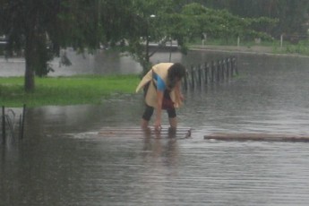 Луцькі «рекламщики» виявились «крайніми» в проблемі засмічування каналізаційних зливів
