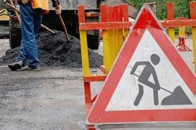На одній з вулиць Луцька зупинять рух транспорту, аби залатати ями