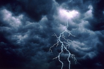 Волинянку, яка працювала у полі, вдарила блискавка
